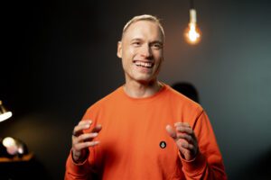 Aleksi Litovaara hymyileväisenä.